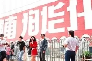 三次反转的始末封面：折线图上的三个明显拐点标记