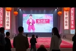 复盘一场直播事故封面：演播台提示灯与被切断的信号画面