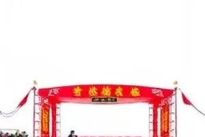 弹幕里的众生相封面：密集弹幕从画面上方飘过的视频截图