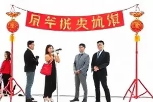 谁在替谁说话封面：四把椅子围成一圈的空镜画面
