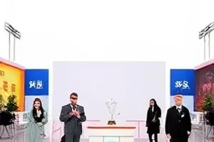 一场连麦的四种立场封面：连麦界面四个头像方块排成两行