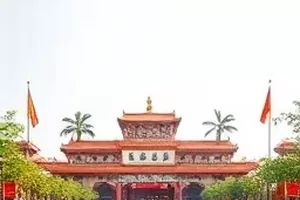 商场监控时间线画面：四路监控同屏拼接的走廊俯视图